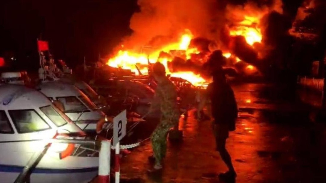 Hàng loạt tàu, ca nô du lịch bốc cháy, đang trôi dạt trên sông ở Quảng Nam