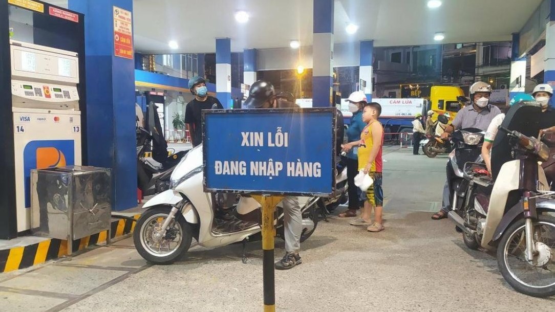 Người Sài Gòn khốn khổ đi lùng chỗ đổ xăng