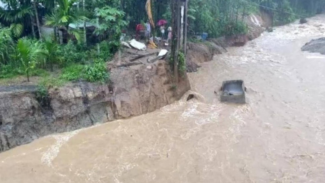 Quảng Nam: Băng qua sông chảy xiết, 2 người bị lũ cuốn mất tích