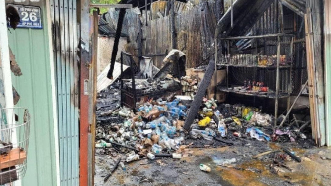 An Giang: Ba căn nhà liền nhau bốc cháy, bà cụ 69 tuổi tử vong