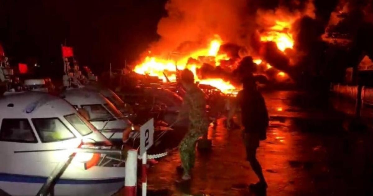 Hàng loạt tàu, ca nô du lịch bốc cháy khi neo đậu tại bến du lịch Cửa Đại