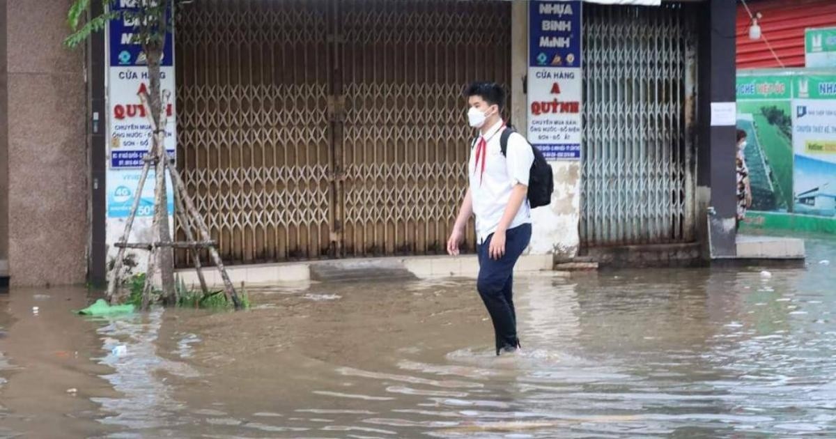 Học sinh Cần Thơ đi bộ đến trường giữa cảnh nước ngập mênh mông trong sáng 10/10.