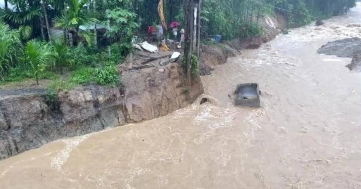 Nước lũ cuồn cuộn tại huyện Nam Trà My do mưa lớn kéo dài