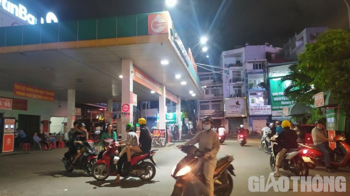 Người dân túa đi đổ xăng chuẩn bị cho tuần làm việc mới khi biết thông tin nhiều cửa hàng bán lẻ xăng dầu đóng cửa
