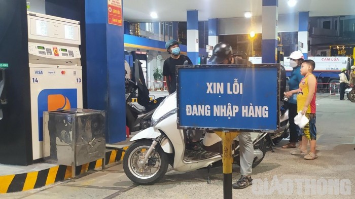 Cửa hàng xăng dầu Petrolimex tại Lý Thường Kiệt - Lạc Long Quân để bảng “xin lỗi đang nhập hàng”.