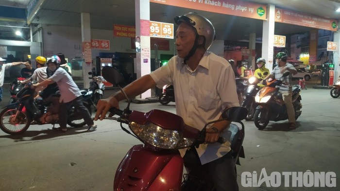 Ông Linh (ngụ quận Tân Phú) trên đường đi làm về thì xe hết xăng nên ghé vào cây xăng Saigon Petro. Vì cây xăng không bán, ông ngậm ngùi dắt bộ về nhà trong đêm.