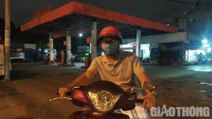Anh Đinh Ngọc Huy đã chạy xe đến 4 cây xăng khác nhau từ Củ Chi về đến quận Tân Bình. Khi vào cửa hàng xăng dầu số 9 đường Lý Thường Kiệt cũng không đổ được xăng vì các nhân viên cây xăng xua tay không phục vụ.