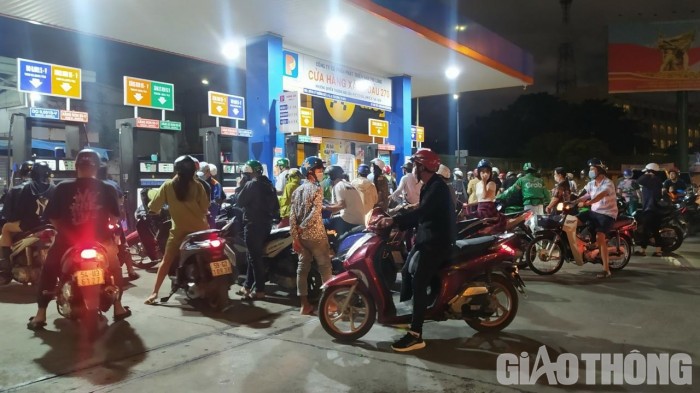 Người dân tập trung, xếp hàng đổ xăng tại cửa hàng xăng dầu 270 (270B Lý Thường Kiệt, phường 6, quận Tân Bình) vì nhiều cây xăng lân cận nghỉ bán.