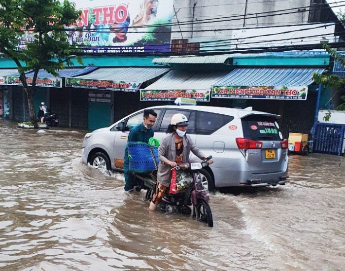 Đường phố ở Cần Thơ ngập lênh láng do triều cường.