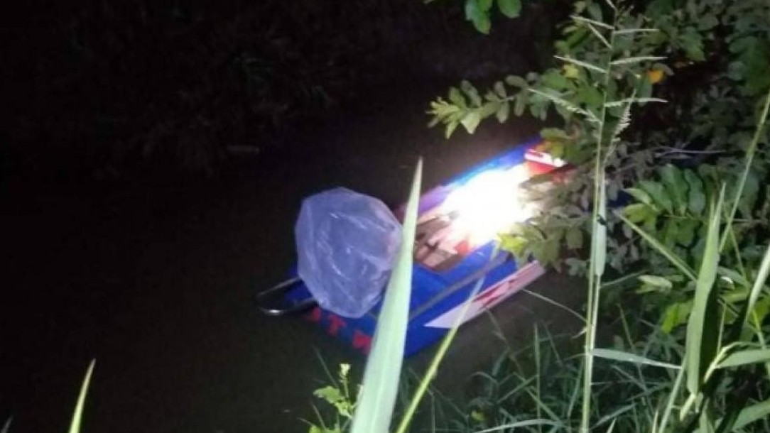 Phát hiện người đàn ông úp mặt dưới nước tử vong cạnh xuồng máy