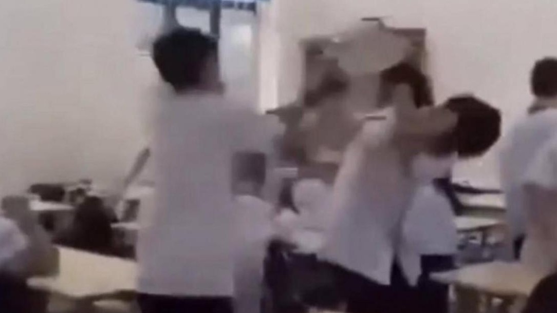 Xác minh clip học sinh dùng ghế sắt đánh tới tấp bạn học ở Hoà Bình