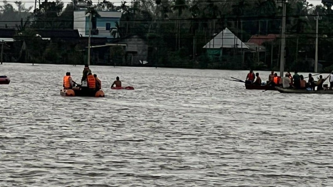 Ghe đánh cá lật úp giữa nước lũ, sóng lớn, 2 người nguy kịch, 1 mất tích