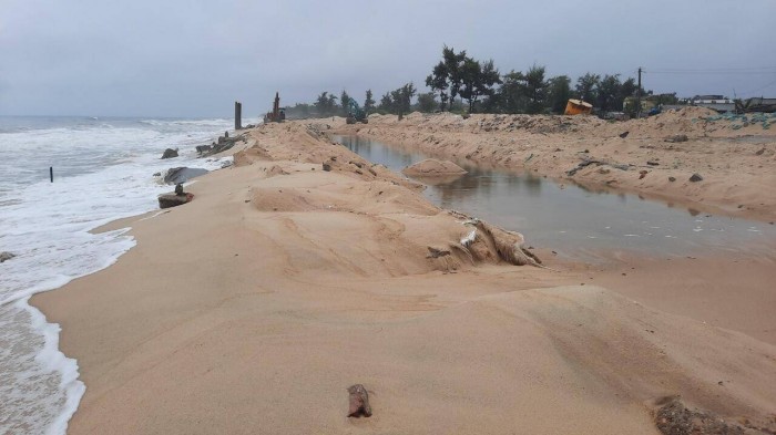 Kè chống sạt lở đoạn qua thôn Tân An trên đang phải tạm dừng thi công trước thời điểm bão số 4 đổ bộ