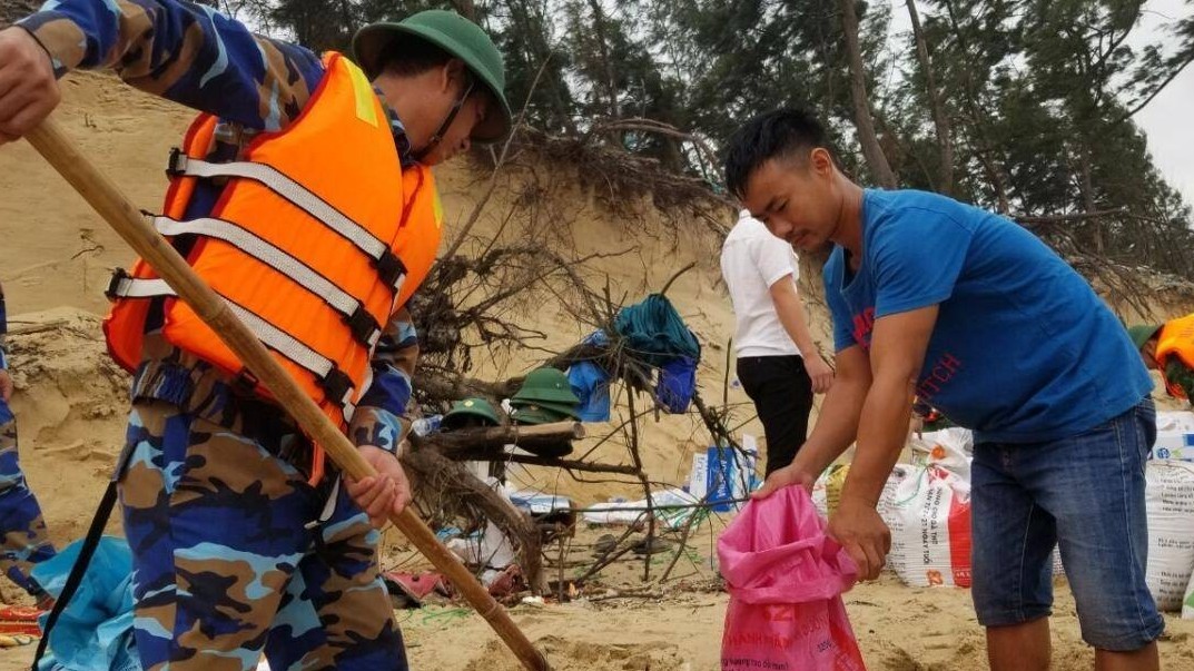 Bờ biển ở Huế sạt lở nghiêm trọng, hàng trăm người dân khẩn cấp gia cố