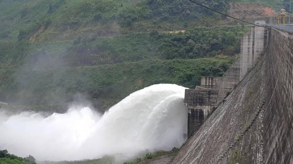 Quảng Ngãi đồng loạt xả lũ các hồ thủy điện về hạ du để tránh lũ chồng lũ