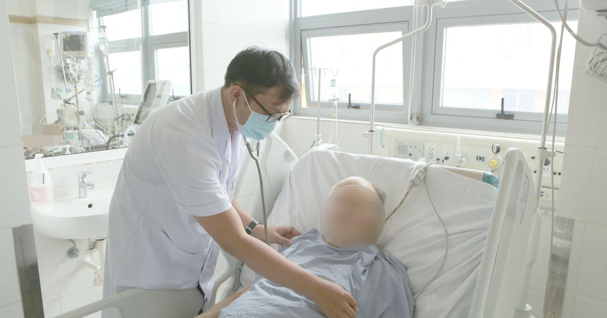 Bác sĩ Bá Cường kiểm tra, thăm khám trước khi cho bệnh nhân chuyển viện.