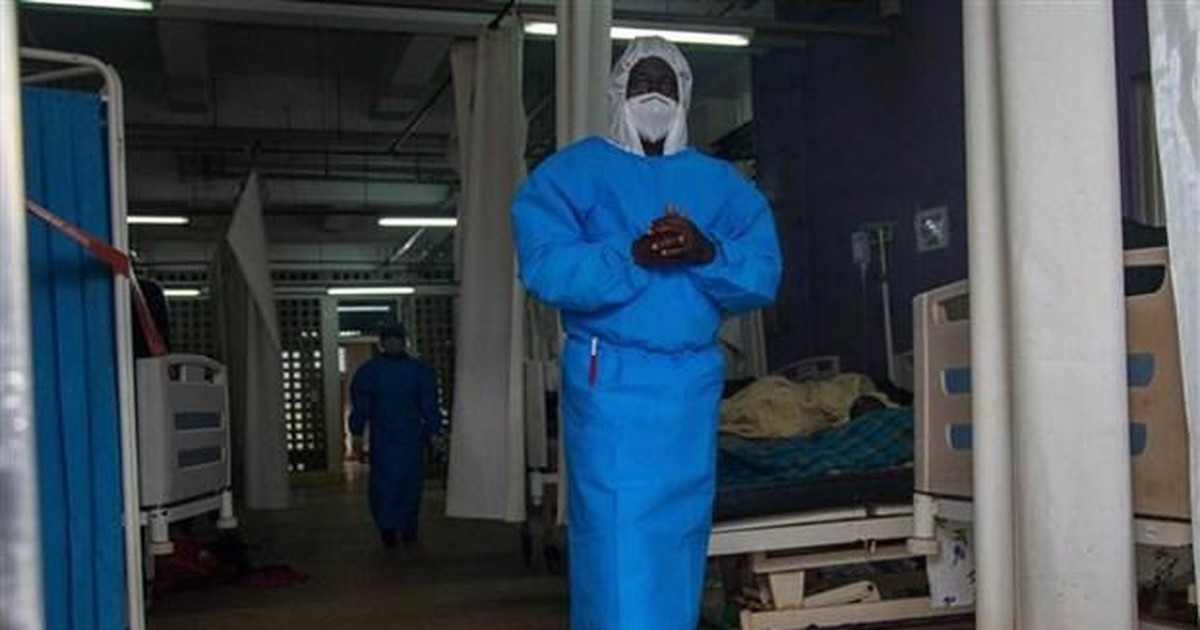 Nhân viên y tế làm việc tại khu điều trị Ebola trong bệnh viện ở Mubende, Uganda, ngày 24/9/2022. (Ảnh: AFP/TTXVN)