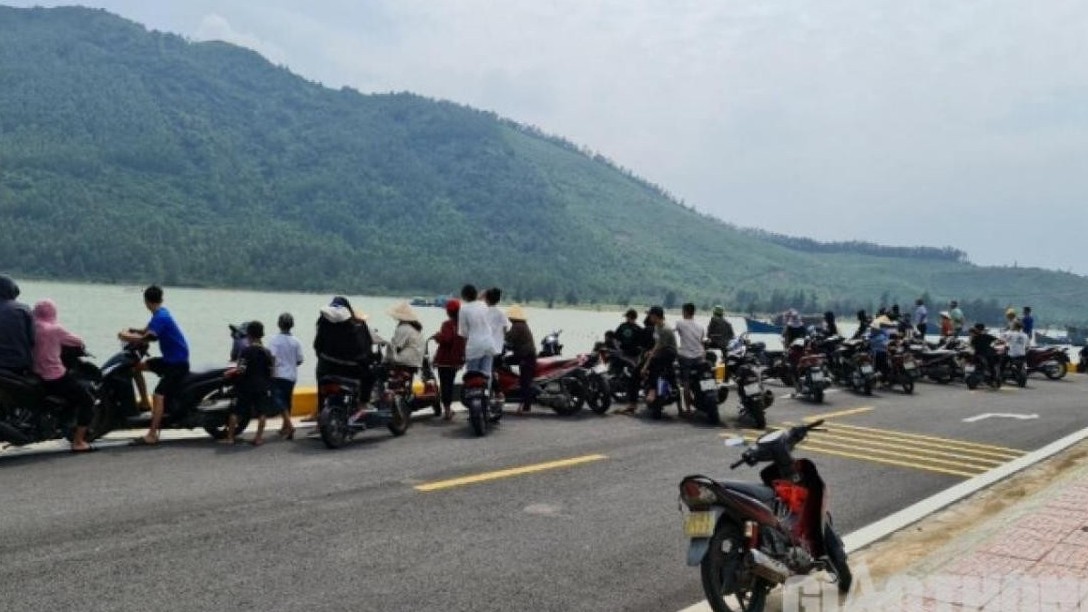 Đi đánh cá với bố mẹ, cháu bé rơi xuống sống mất tích