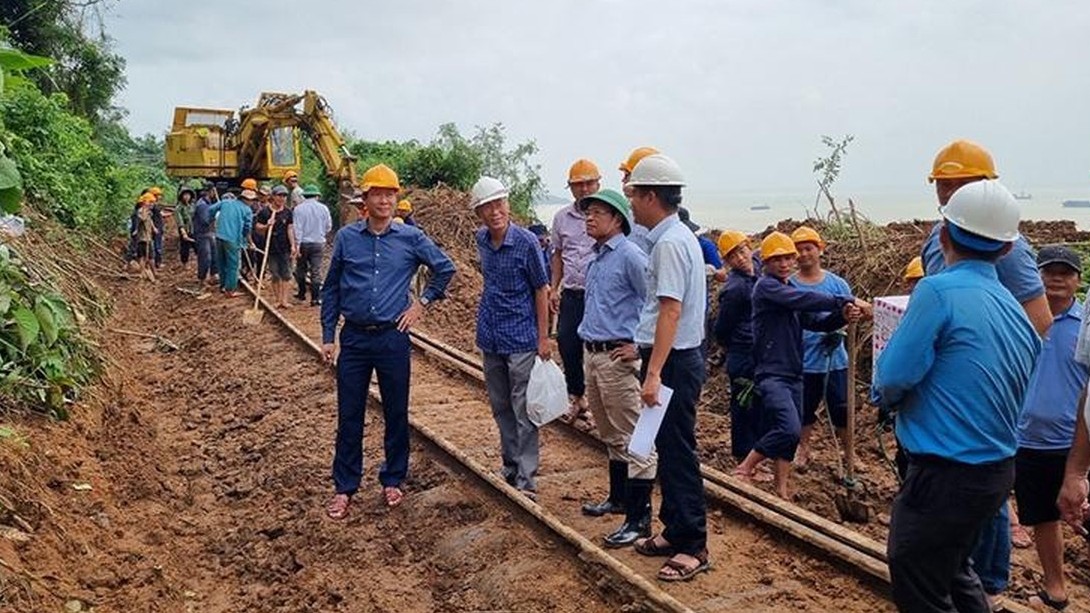 Đường sắt bắc-nam thông tuyến sau hơn 1 ngày gián đoạn vì mưa lũ