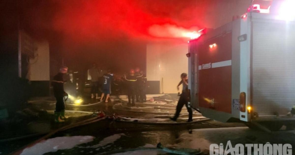 Lực lượng Cảnh sát PCCC&CNCH triển khai phương án dập tắt đám cháy.