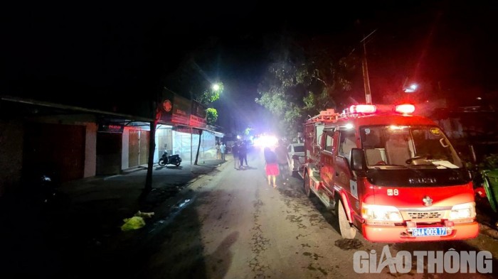 Nhiều xe chuyên dụng được huy động đến hiện trường.