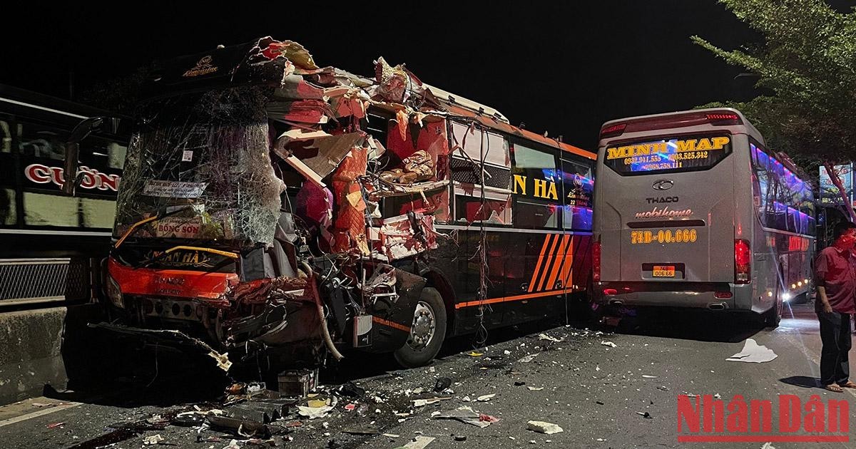 Hiện trường vụ tai nạn, xe biển kiểm soát 77F-003.48 chạy ngược chiều không đúng phần đường bị hư hỏng nặng.