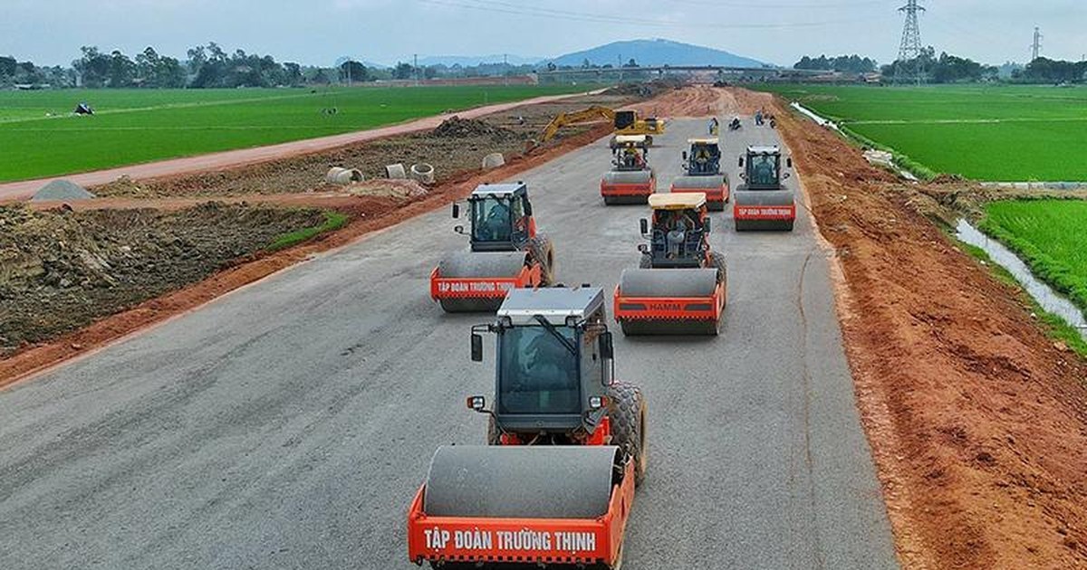 Các nhà thầu tăng giờ thi công, bù lại tiến độ, phấn đấu thông xe kỹ thuật 4 dự án thành phần cao tốc bắc-nam cuối năm nay. 
