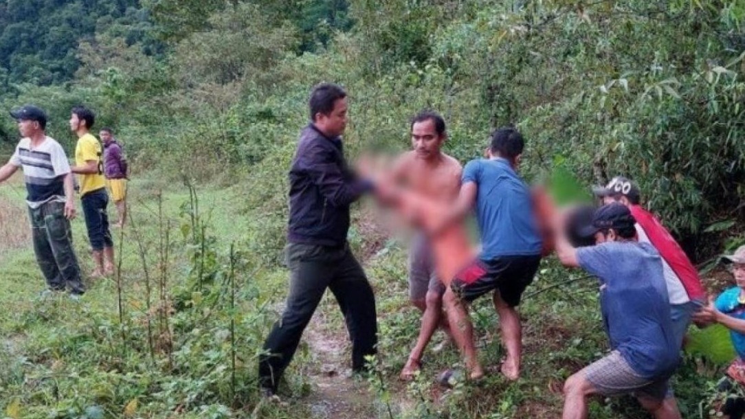 Chở nhau bằng xe máy qua ngầm tràn, người phụ nữ bị nước lũ cuốn tử vong