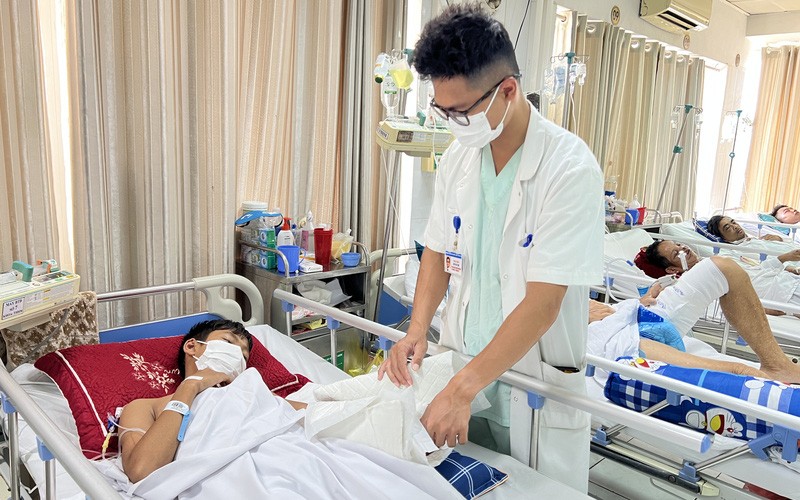 Bác sĩ thăm khám cho bệnh nhi sau phẫu thuật. Ảnh: BVCC