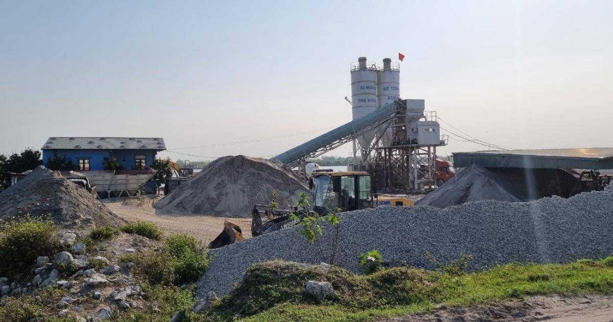 Trạm trộn bê tông Xuân Chuyền mọc trên hành lang an toàn đê tả hồng 2 trên địa bàn thôn Nguyệt Giám, xã Minh Tân, huyện Kiến Xương