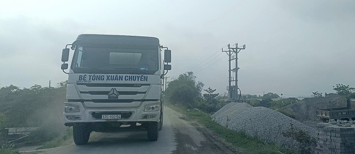 Xe bồn của công ty Xuân Chuyền cày nát đê sông Hồng