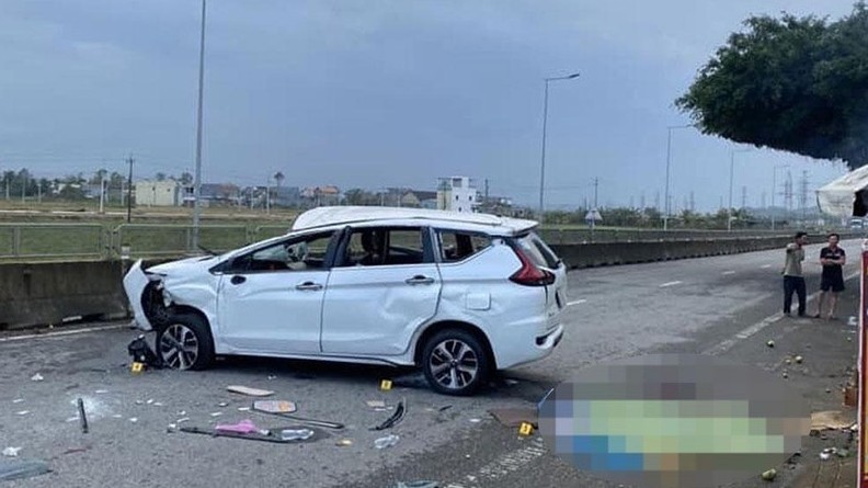 Ô-tô con tông dải phân cách, 2 người chết, 3 người bị thương