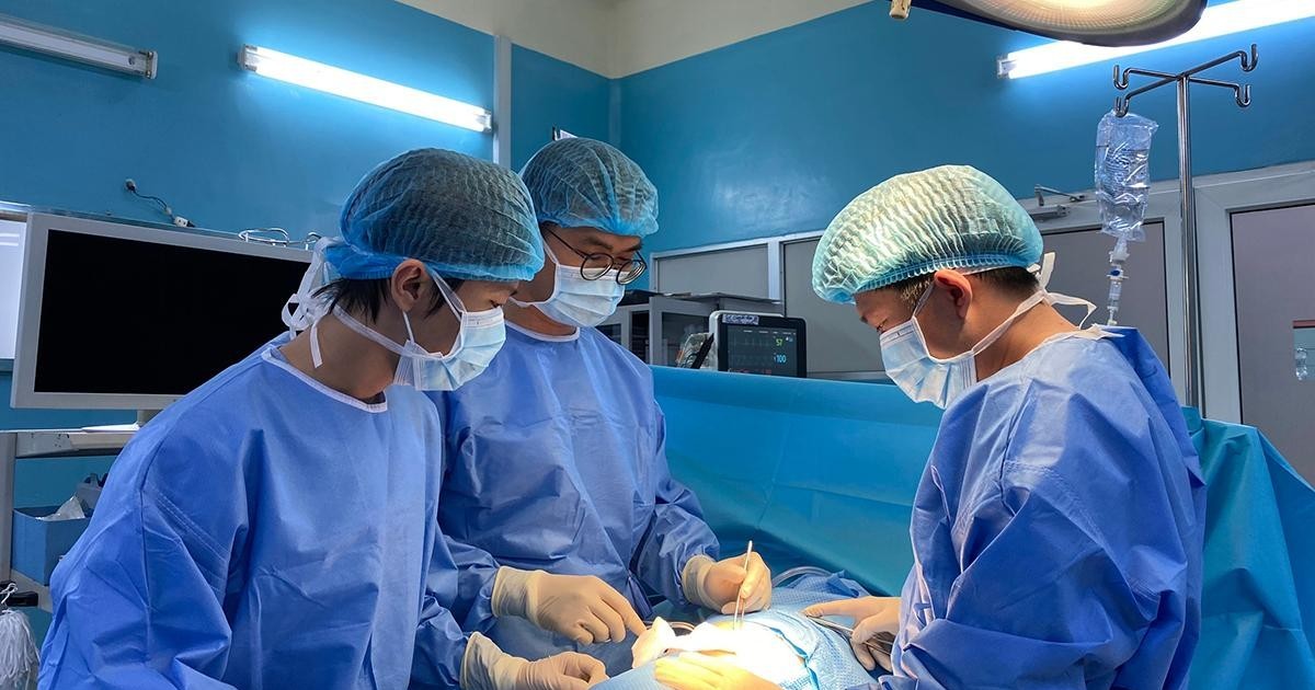 Các bác sĩ Bệnh viện Bình Dân chuẩn bị phẫu thuật cho bệnh nhân H. (Ảnh bệnh viện cung cấp)