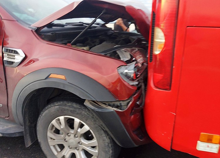 Đầu xe bán tải bị hư hỏng. Ảnh: Hoàng Nam