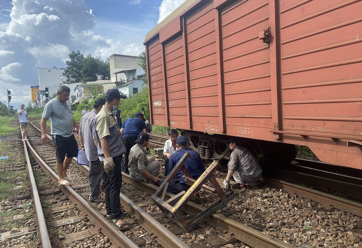 Đường sắt Bắc - Nam tê liệt do tàu hàng trật bánh