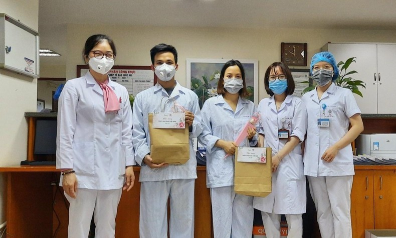 Thầy giáo Hải nhận quà chúc mừng 20/11 từ các y, bác sĩ của viện.