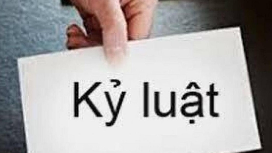 Một hiệu trưởng bị tố cáo vì chụp ảnh phụ nữ khỏa thân