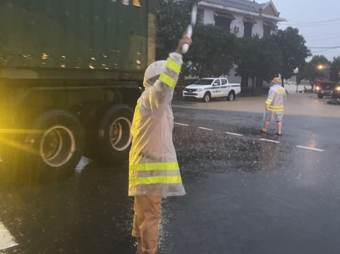 Lực lượng chức năng tỉnh Thừa Thiên Huế đang tổ chức phân luồng giao thông, hướng dẫn các phương tiện trên QL1 chiều tối 2/12