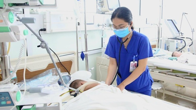 Viêm não, liệt mềm toàn thân do biến chứng sau nhiễm Adenovirus