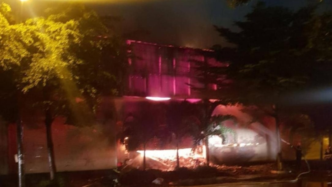 Đang cháy lớn ở Quy Nhơn, cột khói cao hàng chục mét