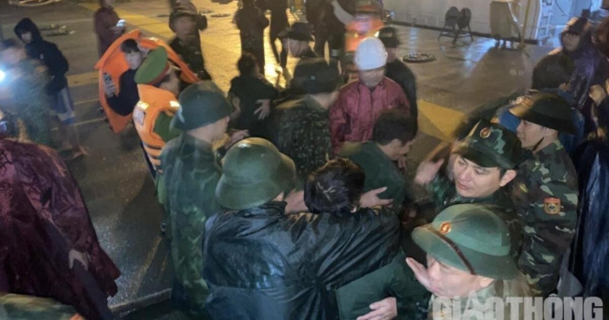 7 thuyền viên bị sự cố chìm tàu trên biển được lực lượng chức năng cứu sống đưa vào bờ an toàn