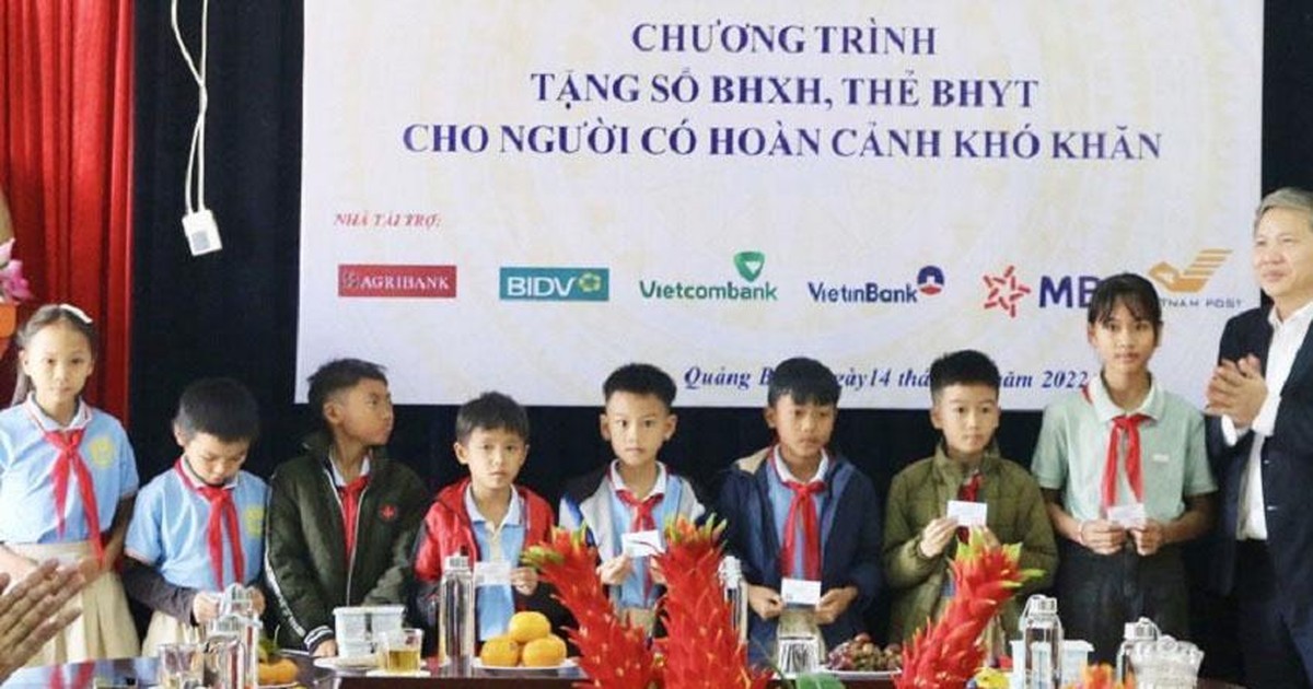 Phó Tổng Giám đốc Bảo hiểm xã hội Việt Nam Nguyễn Đức Hòa trao tặng thẻ Bảo hiểm y tế cho học sinh nghèo xã Quảng Đông.