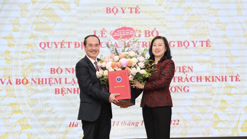 Bộ trưởng Y tế trao quyết định bổ nhiệm lại cho PGS, TS, bác sĩ cao cấp Vũ Xuân Phú - Phó Giám đốc phụ trách kinh tế, Bệnh viện Phổi Trung ương kiêm nhiệm chức vụ Giám đốc Trung tâm Đào tạo và chỉ đạo tuyến, Bệnh viện Phổi Trung ương.