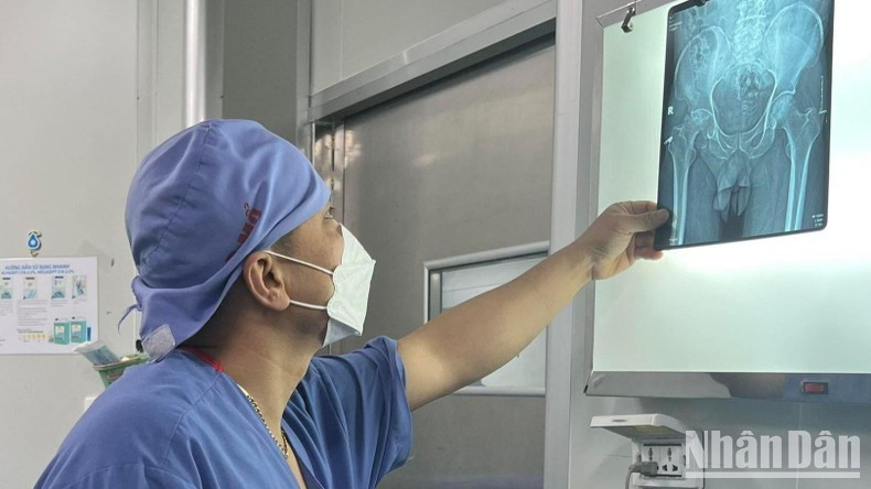 Nhiều người trẻ đang trong độ tuổi lao động bị hoại tử chỏm xương đùi.