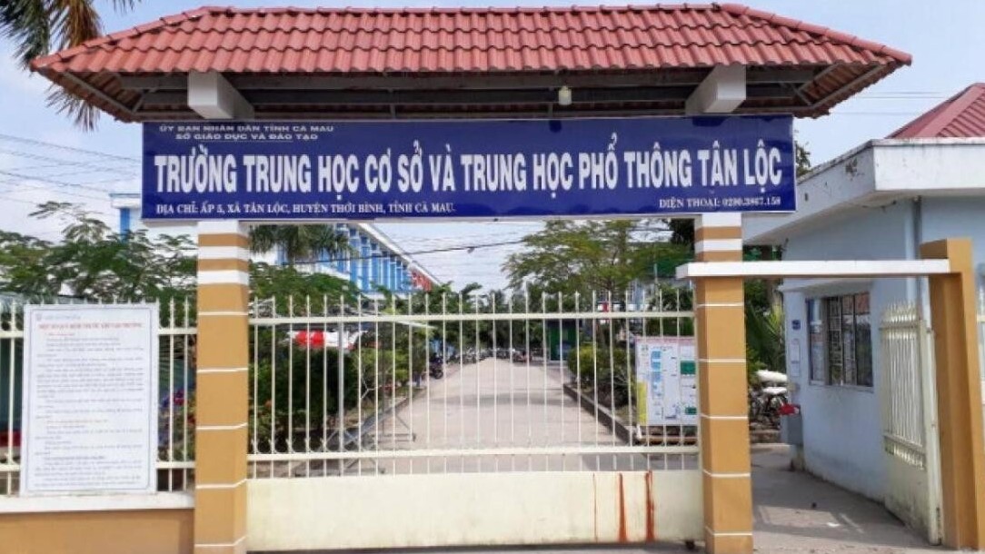 Một trường ở Cà Mau trả lại hơn 100 triệu lạm thu cho phụ huynh