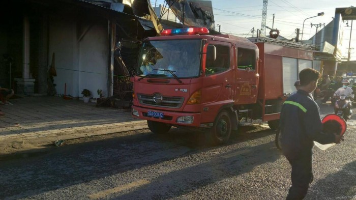 Lực lượng chức năng tiến hành công tác dập lửa và cứu hộ cứu nạn.