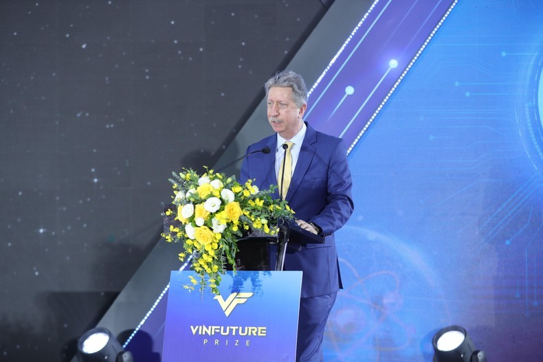 Giáo sư Bruce Levine.