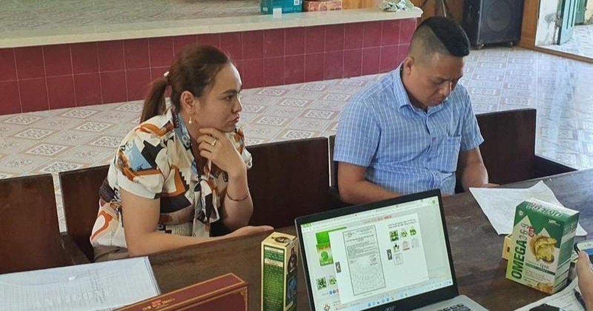 Hai đối tượng người tỉnh Hải Dương bán thực phẩm chức năng không có giấy chứng nhận đăng ký kinh doanh. (Ảnh Đội quản lý thị trường số 5 cung cấp).