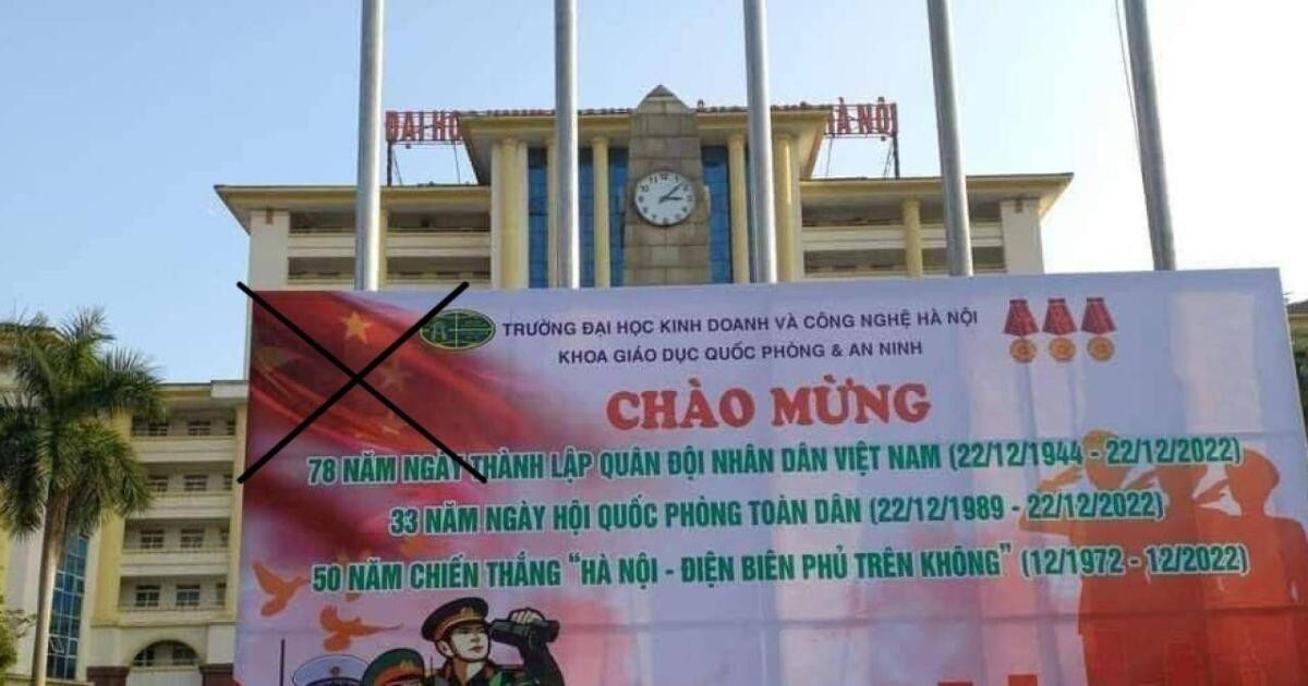 Hình ảnh in phông nền cờ Trung Quốc được cho là ở trường Đại học Kinh doanh và công nghệ Hà Nội gây xôn xao