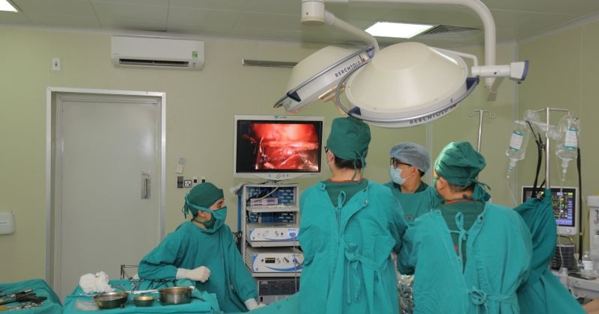 Các bác sĩ Bệnh viện đa khoa Đức Giang phẫu thuật bóc ổ cặn màng phổi cho bệnh nhân.